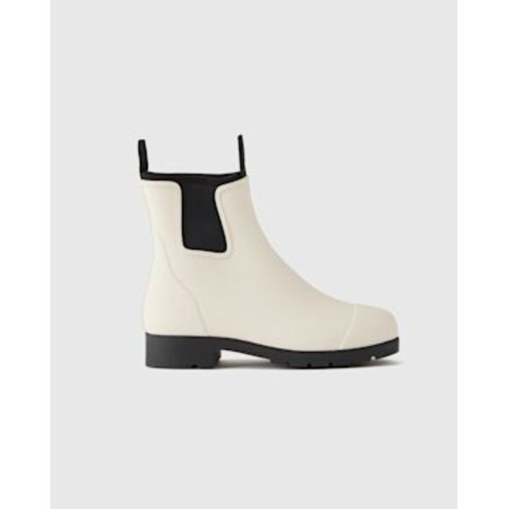 NWT Quince Cream and Black rainboots